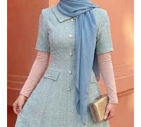 Robe midi trapèze pour femme, en tissu texturé bleu-vert, col et taille cintrée, ornée de boutons en métal imitation perle. Design élégant et unique. Cadeau d'anniversaire de grande qualité. Convient 