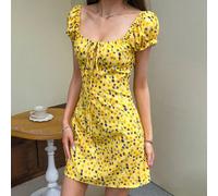 Robe mini évasée à épaules dénudées, taille à cordon de serrage et manches bouffantes, motif floral dispersé jaune. Style français doux et épicé, mode coréenne. Convient pour les vacances à la plage,