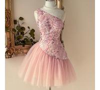Robe rose brodée élégante, romantique et ravissante, à épaules asymétriques, bonnets et ourlet en tulle. Parfaite pour une soirée en solo, un mariage, une remise de diplômes, des vacances, un thé, une