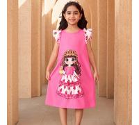 Robe rose de style princesse douce pour jeunes filles, faite d'un tissu doux pour un port confortable. Le corps de la robe est dans un ton rose doux, avec une bordure à volants blancs sur les épaules