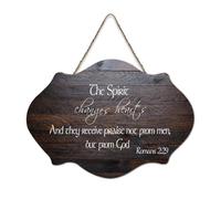 Romans 2:29 The Spirit Changes Hearts And They Receive Praise Not from Men But from God Panneaux en bois à suspendre Décoration murale rustique en bois avec citations pour bureau 15,2 x 25,4 cm