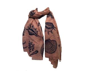 Rose avec des coquillages bleus, poissons d'étoile, des chevaux de mer et les poissons sous la mer. écharpe longue avec un bord effiloché -- Pink with blue Shells, star fish, sea horse and fish under the sea long scarf with frayed edge.