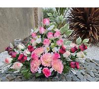 Roselynexpress Composition artificielles, lesté Ciment. Réalisé par nos Soins. Les Fleurs sont très Bonne qualité. Vous ne serez Pas déçus par sa résistance au Vent.
