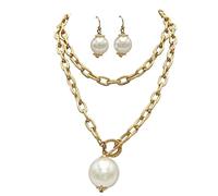 Rosemarie & Jubalee Ensemble collier et boucles d'oreilles en forme de trombone doré texturé avec pendentif et fausses perles 78,7 cm, Métal Résine, Perle créée