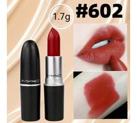 Rouge à lèvres mat rétro format voyage #602 #Chili 1,7g/0,6oz. Un rouge à lèvres mat soyeux qui offre 12 heures de couleur couvrance totale et 8 heures d'hydratation. 1 pièce