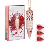 Rouge à lèvres trois couleurs au design luxueux orné de perles et de strass. Disponible en trois teintes : Rouge Intense, Carpe Koï et Piment. Couleur vibrante longue tenue et hydratant.