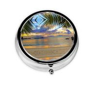 Rumbling Ocean Palm Trees. Cette petite boîte à pilules ronde imprimée est un organisateur portable pour pilules et vitamines, parfait pour les poches, les sacs à main et les voyages.