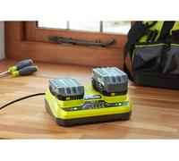 RYOBI Chargeur de batterie RC18240 18V, 4 A courant de charge, station de charge, chargeur de batterie