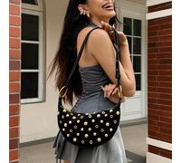 Sac à bandoulière demi-lune en daim noir ELLA GRACE orné de clous et d'anneaux dorés, arborant une esthétique punk rétro, avec une sangle réglable pour un confort et une polyvalence ultime. Parfait po