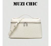 Sac à main de mode minimaliste avec quincaillerie en argent poli et poignée supérieure. La silhouette simple et la texture luxueuse dégagent une élégance parisienne discrète, parfaite pour diverses oc