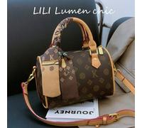 Sac à main pour femme, à la fois à la mode et classique, est confectionné en polyuréthane imperméable et orné de motifs raffinés. Doté de deux anses, il peut se porter à la main, à l'épaule ou en band