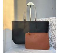 Sac cabas réversible pour femme avec pochette amovible - peut se porter à l'épaule ou à la main. Ce sac réversible séduit par son design classique et sa pochette intérieure amovible qui crée un contra