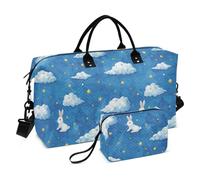 Sac de sport surdimensionné avec fond en cuir de vache bleu avec quelques nuages blancs et étoiles jaunes flottant au-dessus et un lapin blanc en dessous