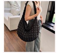 Sac Léger En Nylon Matelassé Avec Rembourrage D'épaule. Le Noir