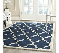 SAFAVIEH Tapis géométrique pour Salon, Salle à manger, Chambre à coucher - Cambridge Collection, Tapis à poil court, Marine et Ivoire, 91 X 152 cm