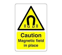 Safety First Display LTD Panneau « Caution Magnetic Field in Place » - Plastique rigide de 1,2 mm pour une utilisation en intérieur/extérieur (150 mm x 100 mm) - Distance de visualisation jusqu'à 3 m.