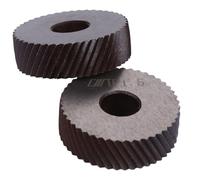 SAFIGLE Outil de Moletage à Double Roue Diagonale, Pas Linéaire 1,5 Mm, Acier Traité Thermiquement, 2 Pièces, pour Tour Mécanique, Ensemble Professionnel de Moletage de Roues