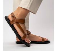 Sandales à enfiler Rehaussez votre style quotidien avec ces sandales à enfiler chics. Conçus pour le confort et la polyvalence, ils sont dotés de bretelles réglables et d'un design élégant, parfaits p