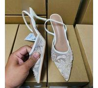 Sandales à talon pour femmes Cette chaussure à talon haut en maille, d'inspiration chinoise, allie avec brio le charme oriental à un design moderne. Sa teinte grise chanvre de haute qualité révèle une