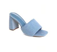 Sandales à talons hauts minimalistes polyvalentes et pour l'été Une touche de contemporanéité et un talon bloc de design. Une mariée grande et confortable, une silhouette simple et élégante. vogue, pa