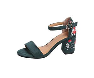 Sandales élégantes à brides brodées et talons hauts, parfaites pour l'été chic et décontracté, avec une semelle intérieure confortable et un charme indéniable.