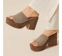 Sandales simples à talons épais marron clair, avec un design de bout carré et une forme de bande large, le style général est à la mode et polyvalent, montrant une élégance et une générosité élégantes.