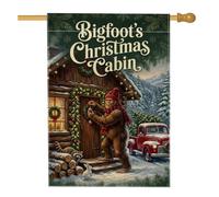 Sasquatch Drapeau de maison de Noël avec citation Cabine 71 x 101 cm | Scène de cabane en rondins, drapeau de pelouse, camion rouge vintage, forêt d'hiver, raton laveur et lapin
