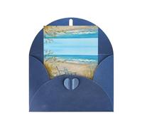 Scène de plage avec chaises, cartes de notes avec enveloppes, boucle d'amour verticale vierge, emballage en papier perlé