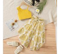 Schéma de couleur jaune moutarde doux, frais et guérissant. Le débardeur tricoté est doux et confortable. Le pantalon ample à fleurs marguerite sur tout le corps est fluide et dynamique, avec une ambi