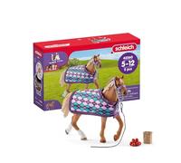 Schleich 42360 Horse Club Set de Jouets 5 Pièces avec Figurine Cheval Pur-Sang Anglais avec Couverture -Jouet Cheval Réealiste avec Couverture,Cravache, Pommes Etc. -Cadeau Enfants 5 Ans et+