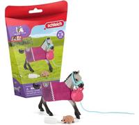 Schleich Horse Club 42534 - Figurine Poulain Joueur - Figurine Cheval Authentique avec Couverture Amovible, Biberon et Balle - Jouet Amusant et Imaginatif pour Garçons et Filles à Partir de 5 Ans