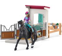 schleich Horse Club | Box pour chevaux avec Lisa & Storm 42709 | Set comprenant écurie, figurine mobile de fillette, cheval, clôture & accessoires | Badge personnalisable