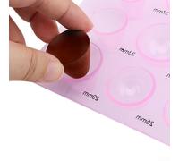 Sculpteur d'argile pour créer des formes dimensionnelles avec l'accent sur les structures sphériques semi-rondes dans les œuvres d'art