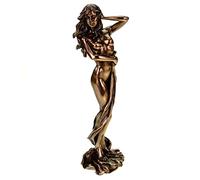 Sculpture de femme nue laissant glisser lentement sa serviette