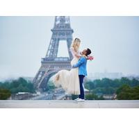 Séance photo romantique privée à Paris avec bouquet de fleurs