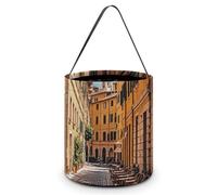 Seau d'Halloween avec poignées, sacs à bonbons, sac fourre-tout à bonbons, paniers, chaise de café Old Courtyard City, Rome, Italie