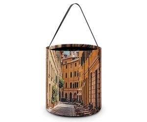 Seau d'Halloween avec poignées, sacs à bonbons, sac fourre-tout à bonbons, paniers, chaise de café Old Courtyard City, Rome, Italie