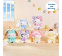 Série de charms en peluche habillés de la famille Sanrio chat de MINISO. Livraison aléatoire d'un charm. Hello chat, Kuromi, etc. habillés en chatons mignons, remplis de mignonnerie. Fabriqué en matér