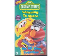 Sesame Street - Learning To Share / We All Sing Together [VHS] [Import anglais]