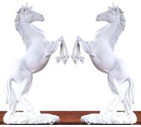 set de 2 chevaux debout sur un socle - statue en résine pour la maison - statue de cheval en blanc - décoration de table avec socle - élégante statue de cheval comme décoration pour le salon, le burea