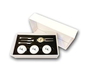 Set de balles de golf avec gravure personnalisée initiales 3 balles Wilson, fourche à pitch et 3 tees dans une boîte cadeau blanche - Texte souhaité Cadeau pour golfeur/golfeuse (Set de 3 balles