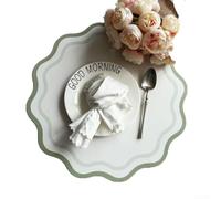 Set de table en cuir - 34 x 34 cm - En forme d'éventail - Résistant à la chaleur et aux rayures - Pour cuisine, restaurant - Lavable - Pour décoration de salle à manger - Orange (vert clair)