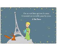 Set de Table Le Petit Prince à Paris Tenant la planète Terre dans Ses Mains comme pour la protéger - Fond Bleu Gris avec des étoiles Tout Autour