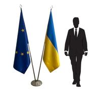 Set drapeaux Ukraine & UE avec deux mâts en inox argentés et pied commune - Présentation intérieure pour ambassades, institutions, décor protocolaire. Code CN3-EU-UA-L