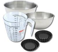 Set pâtisserie avec 6 moules à tartelettes renversées 10 cm, 2 bols à mixer, verre mesureur et spatule Zenker