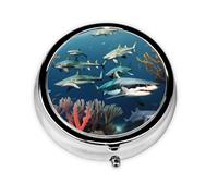 Sharks Under The Sea Mini pilulier rond, léger et portable, avec 3 inserts en plastique, convient pour le transport dans les poches ou les portefeuilles.