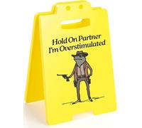 SHYYOULQE Panneau d'avertissement humoristique « Hold On Partner I'm Overstimulated » - Cadeau pour collègue - Inscription « Hold On Partner I'm Overstimulated »