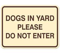 Signs ByLITA Plaque de porte ou de mur encadrée classique DOGS IN YARD PLEASE DO NOT ENTER en plastique ABS durable | Gravure au laser | Installation facile | Design élégant (ivoire/marron foncé) -