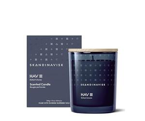 Skandinavisk HAV 'Mer' Bougie Parfumée. Notes parfumées: Légère Brume de Sel, Algues Marines, Fleur d’Aubépine et Églantier. 200 g.