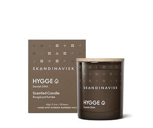 Skandinavisk HYGGE 'Cosy' Mini Bougie Parfumée. Notes parfumées: Thé Noir et Feuille de Menthe Sauvage, Pommes Séchées et Cannelle. 65 g.